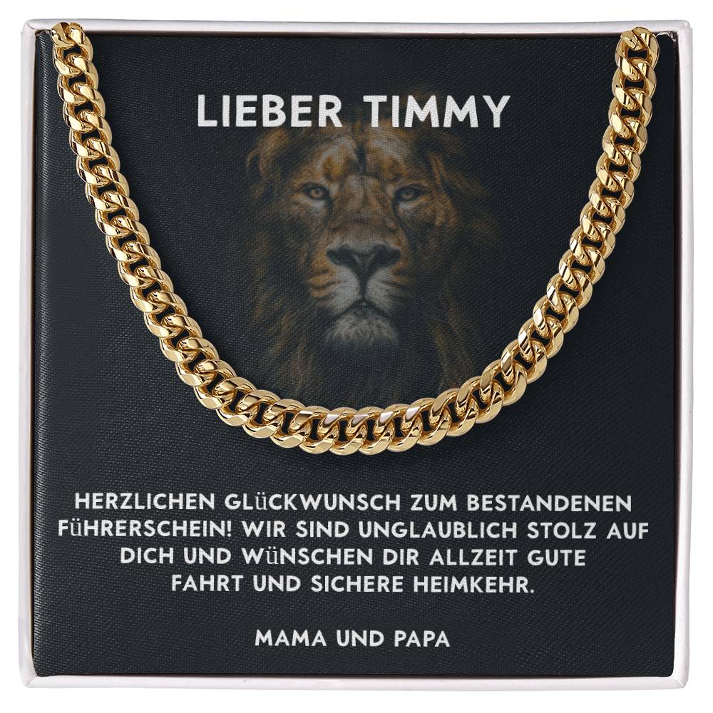 Draufsicht des Führerschein-Geschenks: Coole Herren-Halskette dekorativ drapiert auf der Glückwunschkarte neben der edlen Schmuckbox.