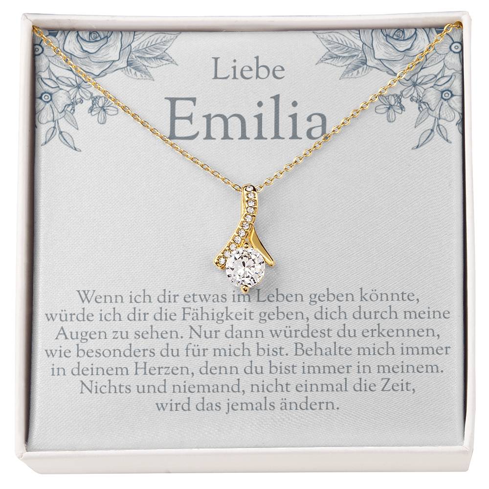 Ein glückliches Mädchen trägt die neue Halskette um den Hals, eine unvergessliche Geschenkidee Teenager Mädchen