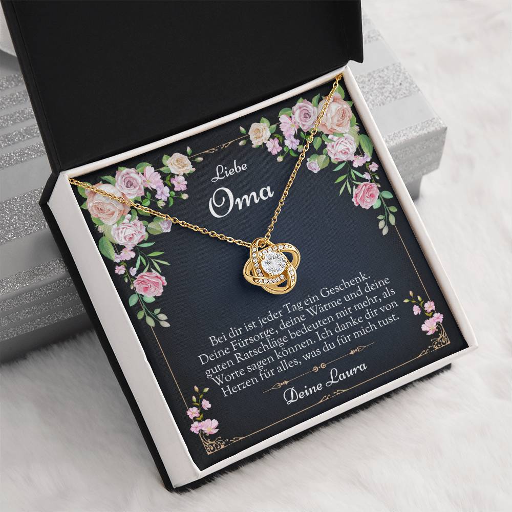 Halskette als Symbol der Liebe zwischen Enkel und Oma