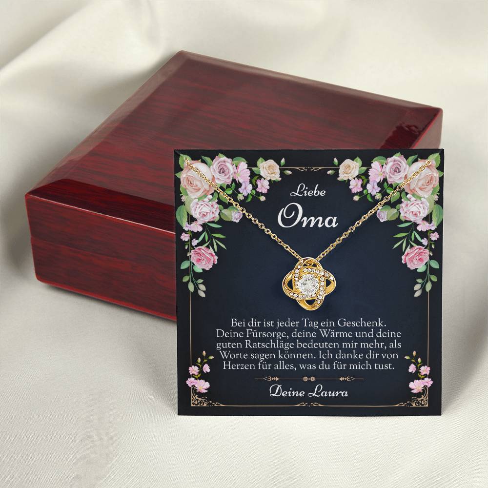 Glückliche Oma erhält Schmuck – Geschenkidee von Enkel zu Weihnachten