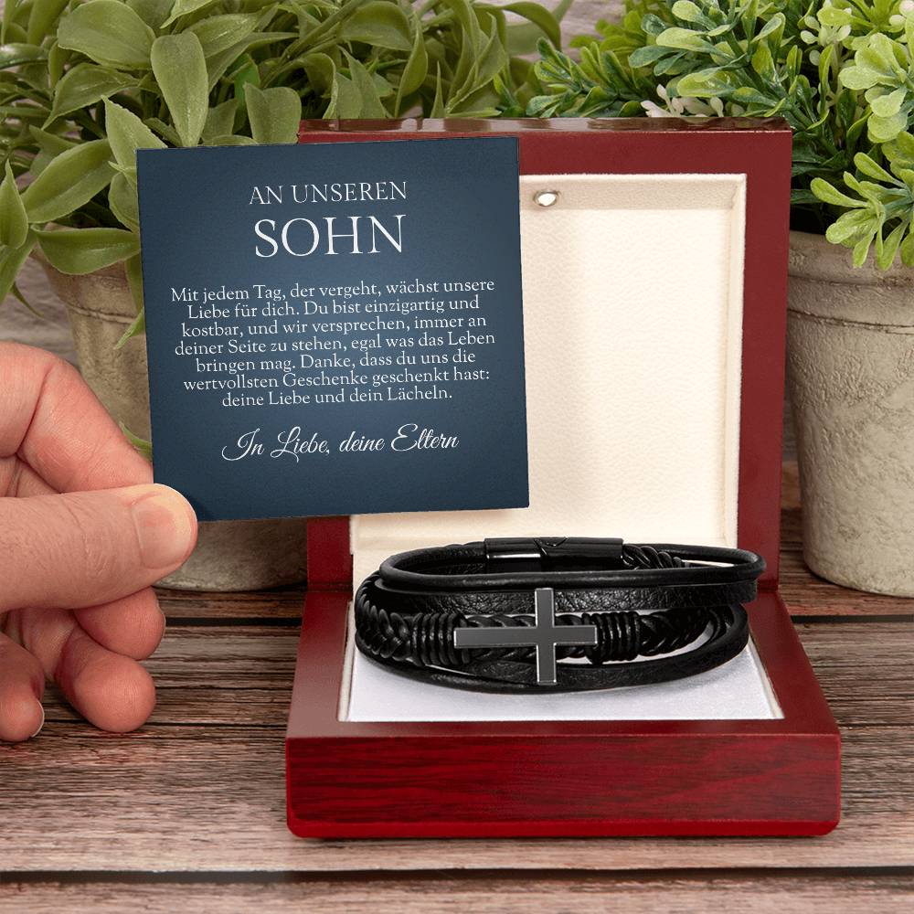 Ein einzigartiges Geschenk, das ewig hält – Edelstahlkreuz auf veganem Lederarmband für deinen Sohn. Das ideale Geschenk von Mama oder Papa, perfekt für Geburtstage und Weihnachten.