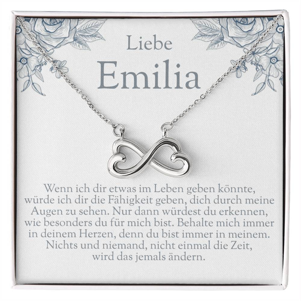 Geöffnete edle Schmuckbox mit funkelnder Halskette und personalisierter Namenskarte, ein perfektes Geschenk für Teenager Mädchen.