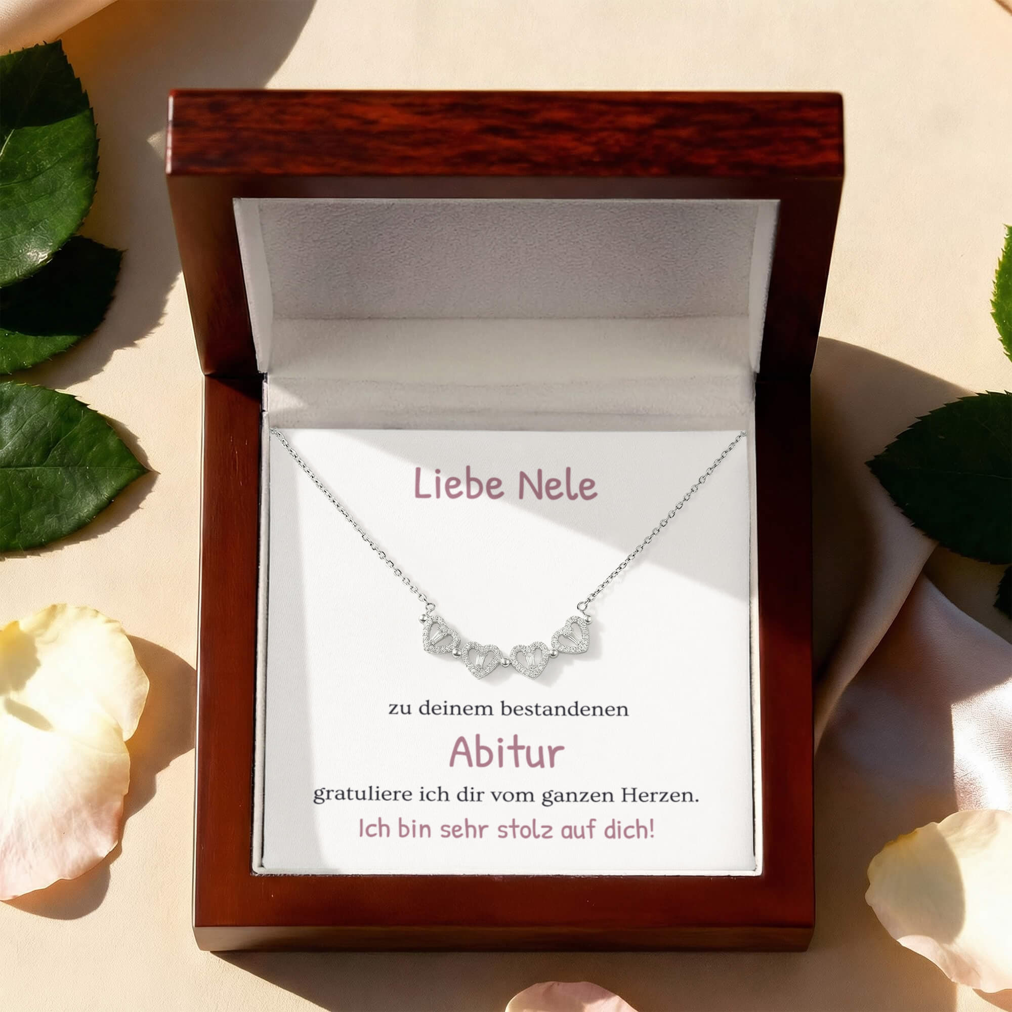 Karte mit vorgefertigten Text und Glückwünschen zum Abi neben einer schicken Halskette