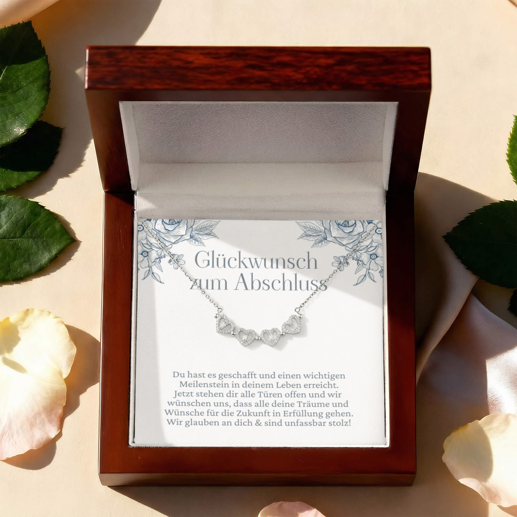 Geöffnete schicke Schmuckbox präsentiert eine funkelnde Halskette als perfektes Abschlussgeschenk