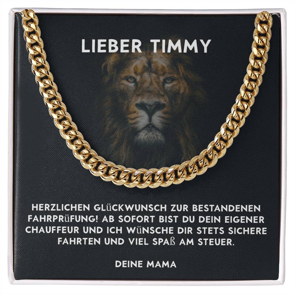 Draufsicht des Führerschein-Geschenks: Coole Herren-Halskette dekorativ drapiert auf der Glückwunschkarte neben der edlen Schmuckbox.