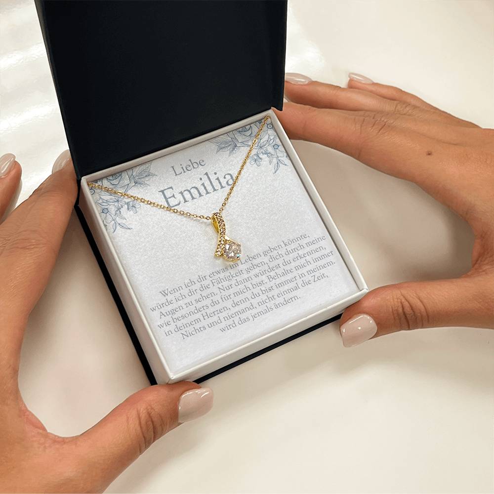 Bereit zum Verschenken: Elegante Schmuckbox mit Halskette und individualisierter Namenskarte als Geschenk für Teenager Mädchen.
