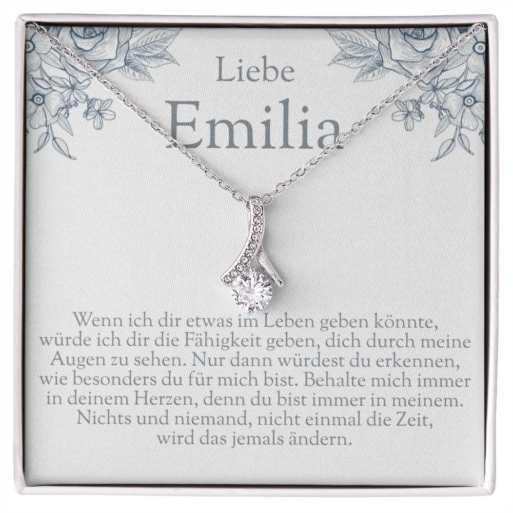 Geöffnete edle Schmuckbox mit funkelnder Halskette und personalisierter Namenskarte, ein perfektes Geschenk für Teenager Mädchen.