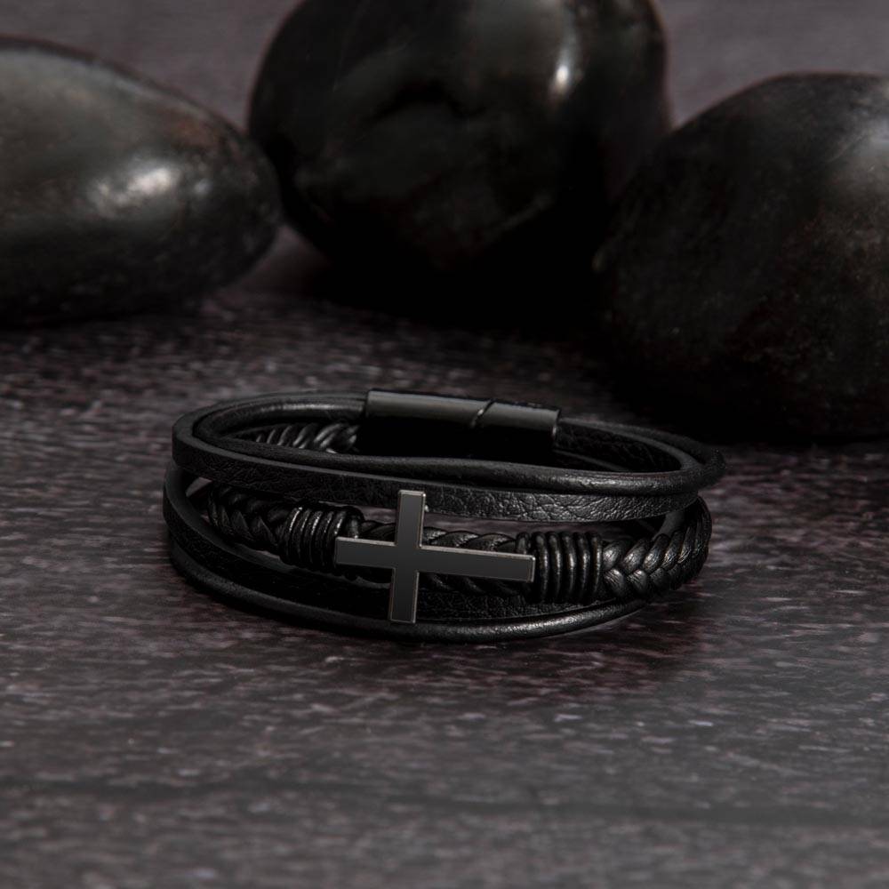 Ein zeitloses Geschenk für deinen Sohn – Edelstahlkreuz auf einem hochwertigen veganen Lederarmband. Ein Ausdruck der ewigen Liebe von Eltern für ihre Söhne.