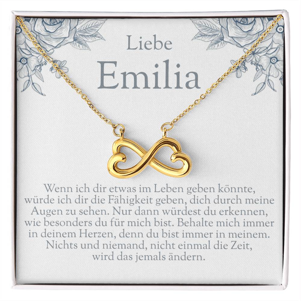 Ein glückliches Mädchen trägt die neue Halskette um den Hals, eine unvergessliche Geschenkidee Teenager Mädchen